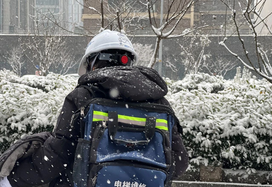 人大代表：电梯越装越多，维保工越来越缺，需要提高从业人员薪资待遇！